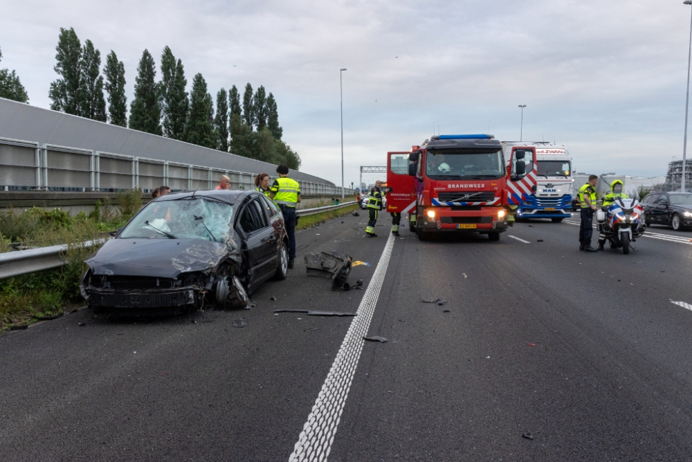 Auto meerdere malen over de kop op de snelweg