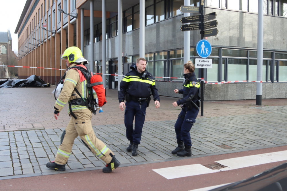 Stadserf afgesloten: dakdelen zijn naar beneden gewaaid