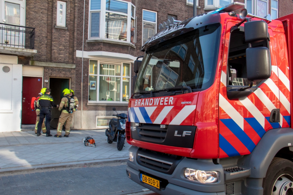 Brand op dak van een schuur aan de Lorentzlaan