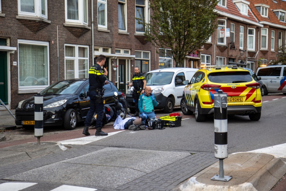 Scooterrijder ontwijkt overstekende kinderen en botst tegen geparkeerde auto