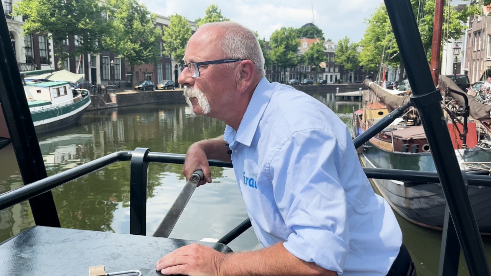 Havendienst zoeft kris kras door Schiedam: “Als ik met pensioen ben, ga ik zelf varen”