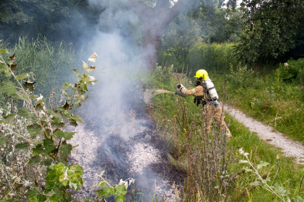 Brandweer moet brandje in Beatrixpark ouderwets blussen met emmertje water