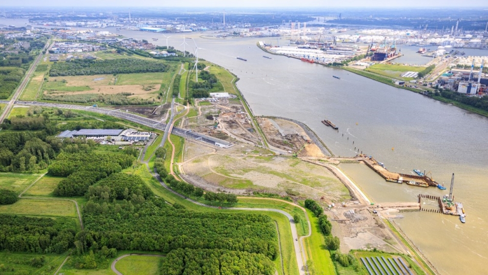 De Maasdeltatunnel duikt vlak voor het Scheur onder de grond. Links in de achtergrond ligt Vlaardingen. Beeld gemaakt op 29 mei.