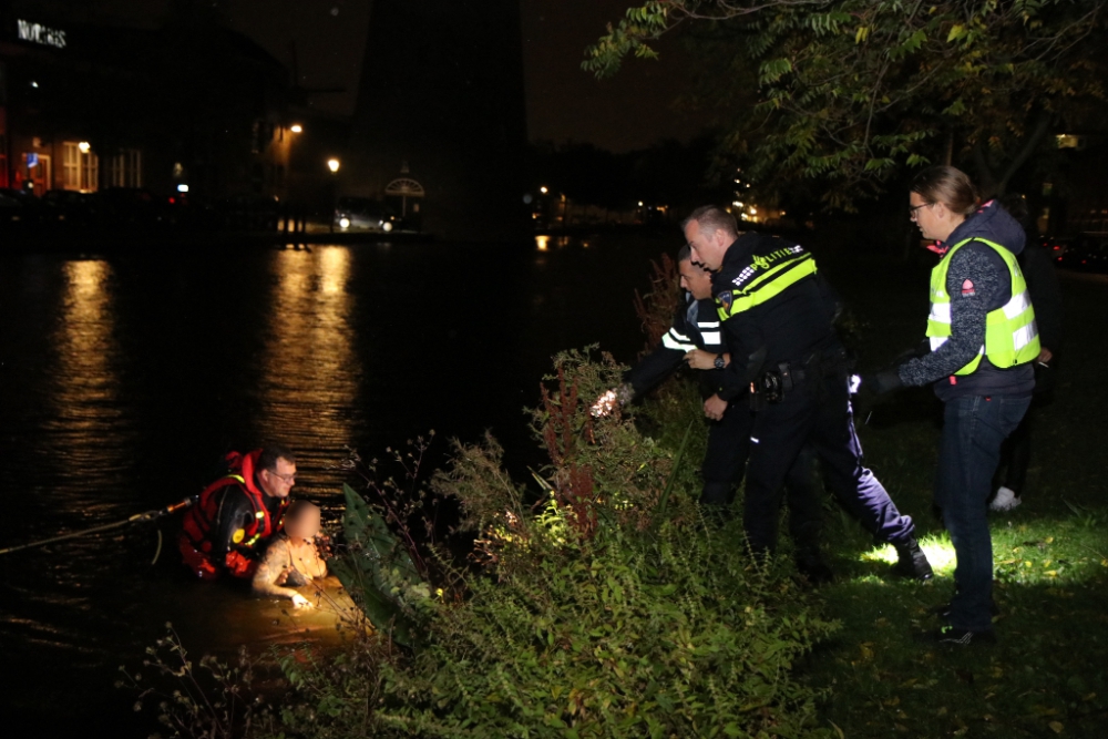 Verwarde vrouw uit water gehaald