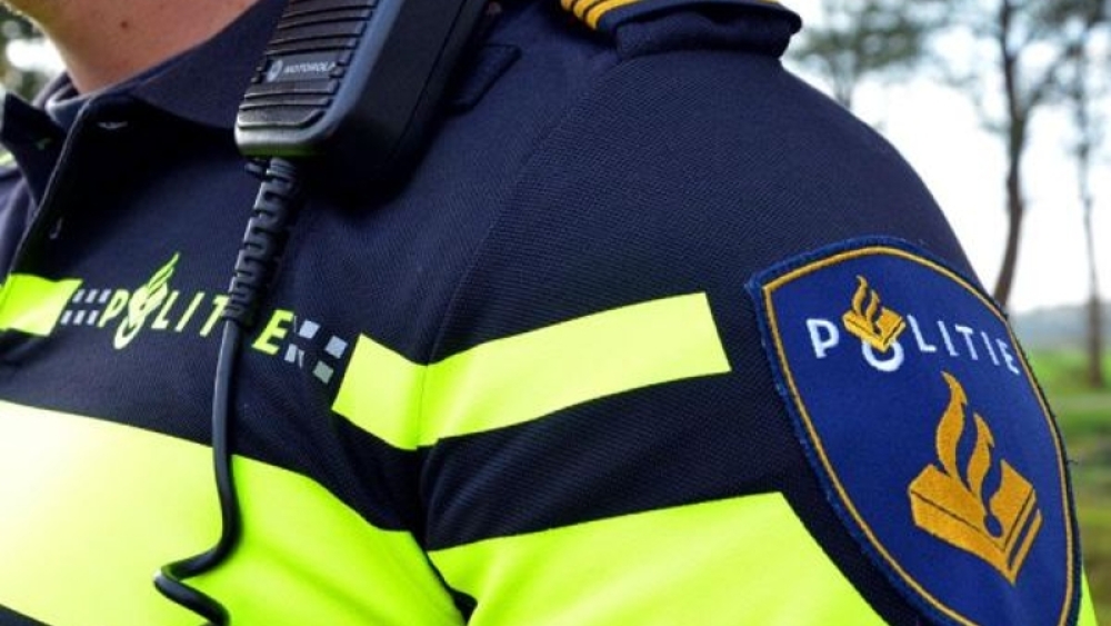 Schiedammer in been geschoten en van auto beroofd