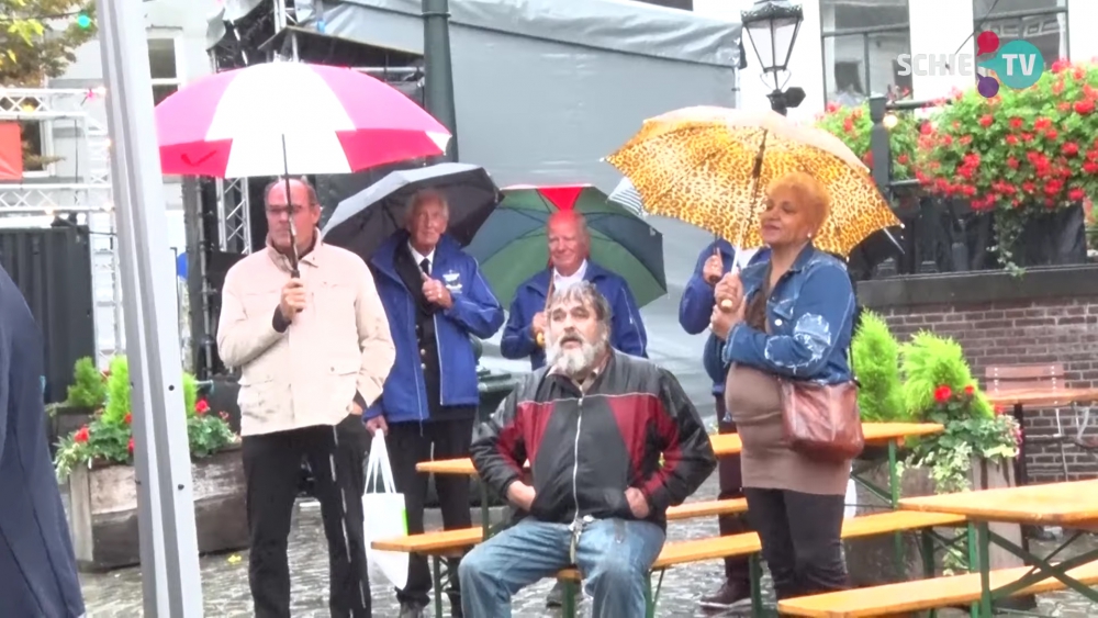 Schiedammers laten geen feestje lopen voor een beetje regen