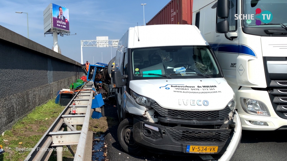 Ravage bij ongeval bij Beneluxtunnel tussen vrachtwagen en busje