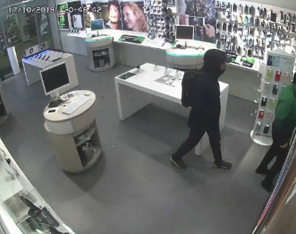 Deze man wordt gezocht voor de overval op de KPN winkel in de Passage