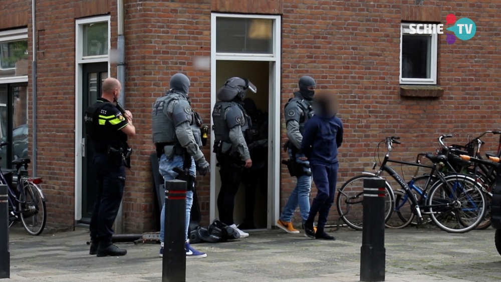 Verdachte (19) werd in Van Beverenstraat door DSI aangehouden voor schietincident Stationsplein