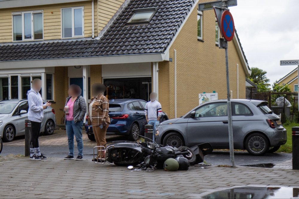 Scooterrijders raken gewond bij aanrijding met auto