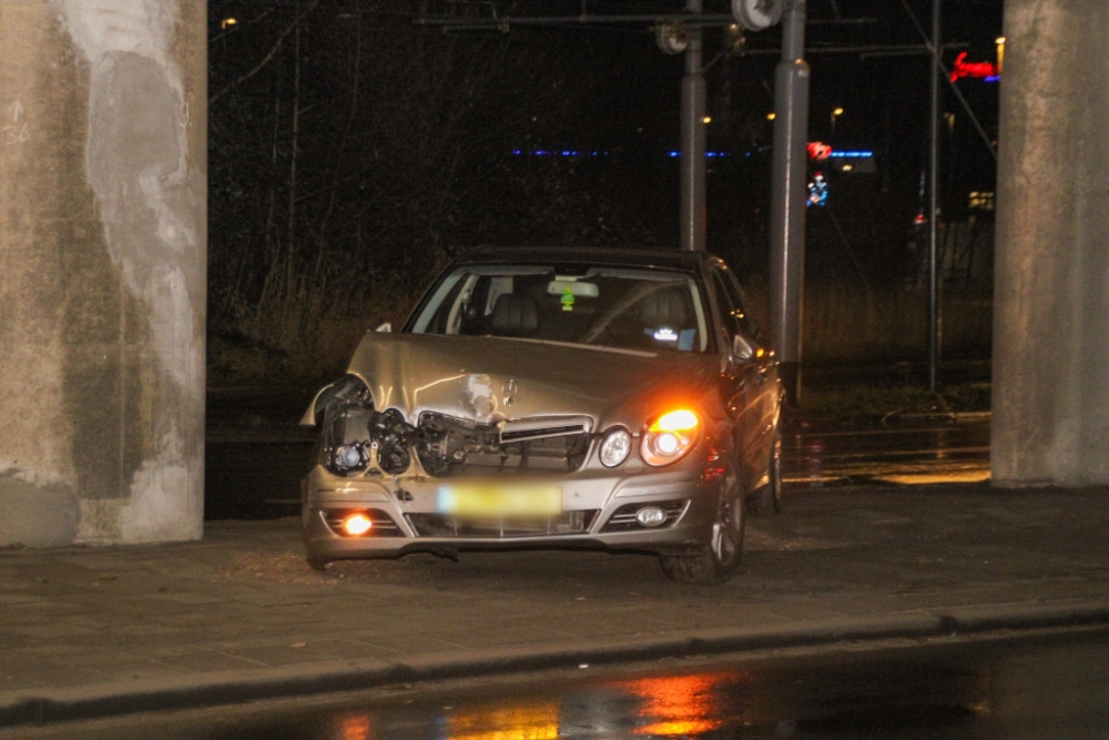 Auto op Churchillweg in Schiedam achtergelaten na aanrijding