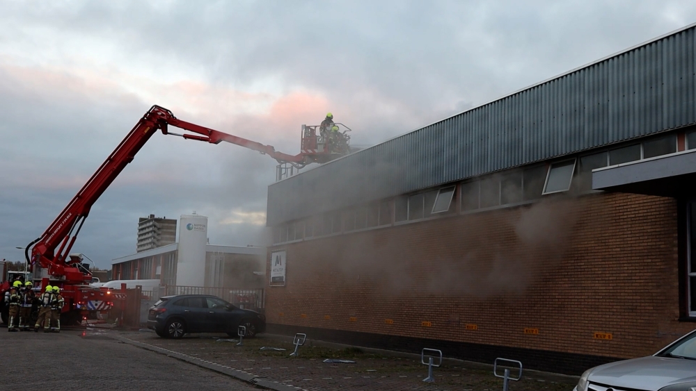 Grote brand bij metaalbedrijf op bedrijventerrein Vlaardingen