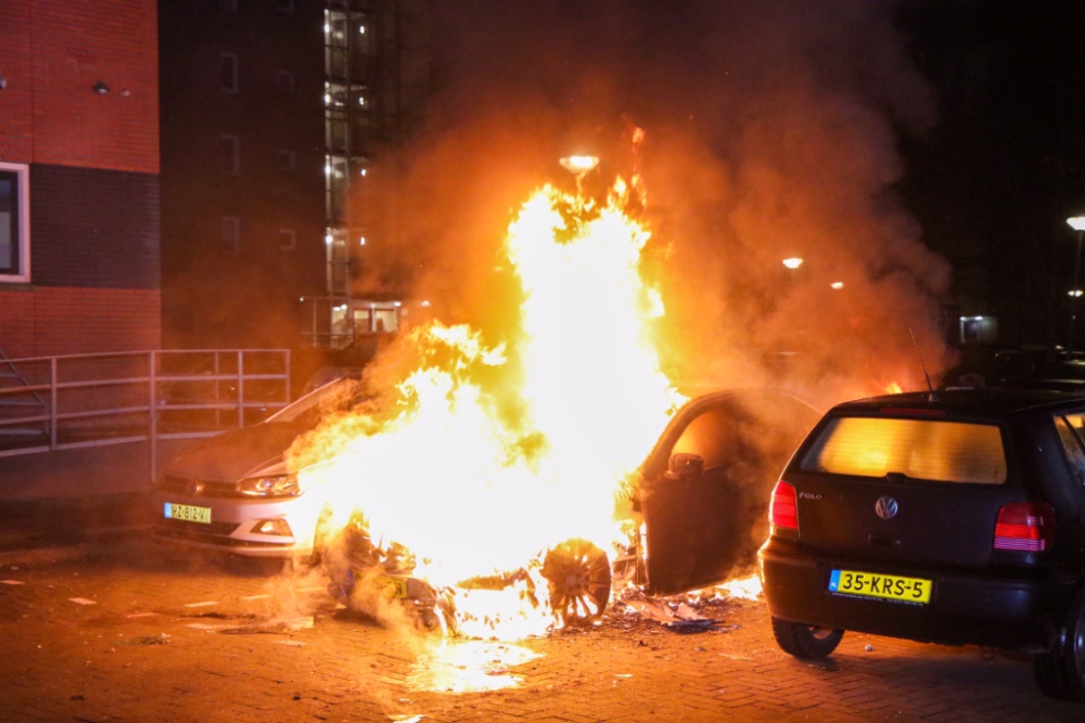 Geparkeerde auto uitgebrand