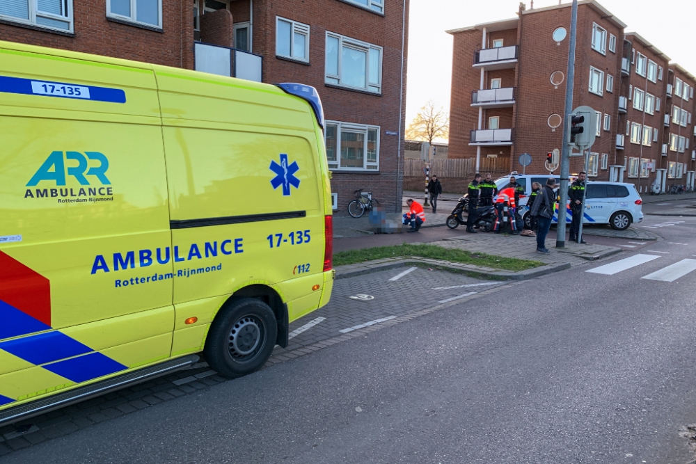 Gewonde na botsing tussen fietser en scooter op de Rotterdamsedijk