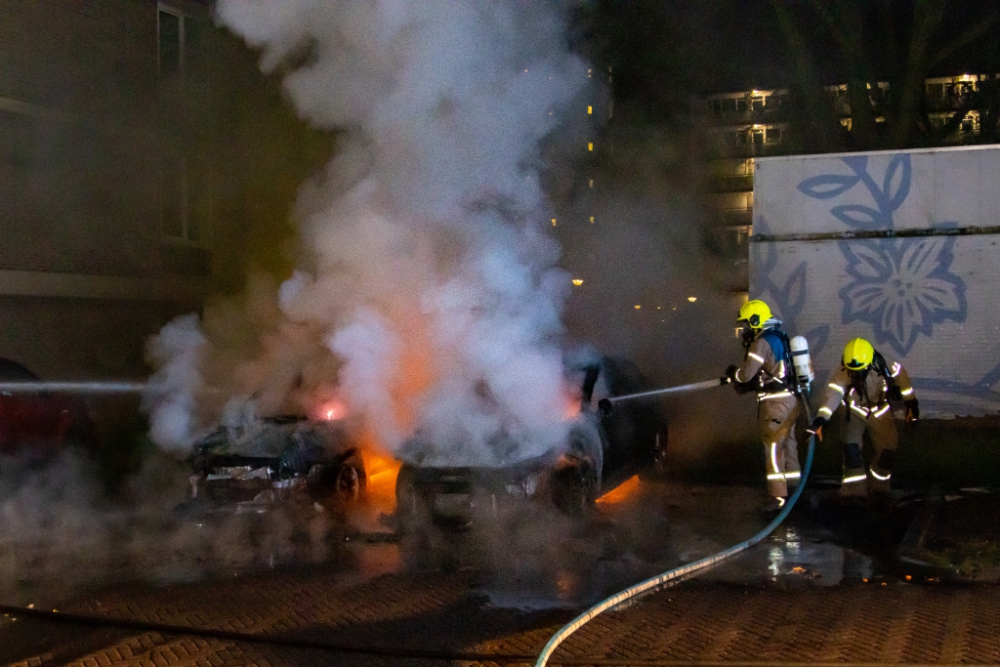 Weer twee auto&#039;s compleet uitgebrand in Toon Verheystraat