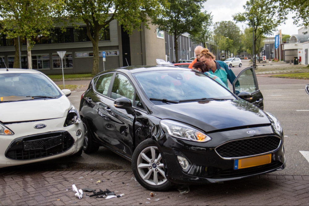 Bestuurder met nekkraag naar ziekenhuis na aanrijding