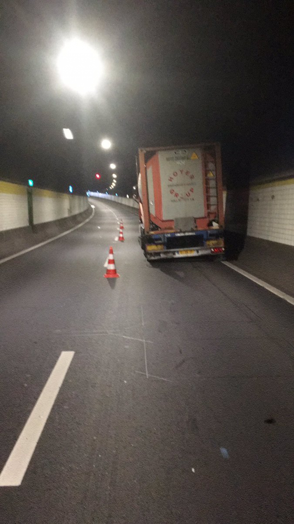 Rechter buis Beneluxtunnel dicht door vrachtauto met pech