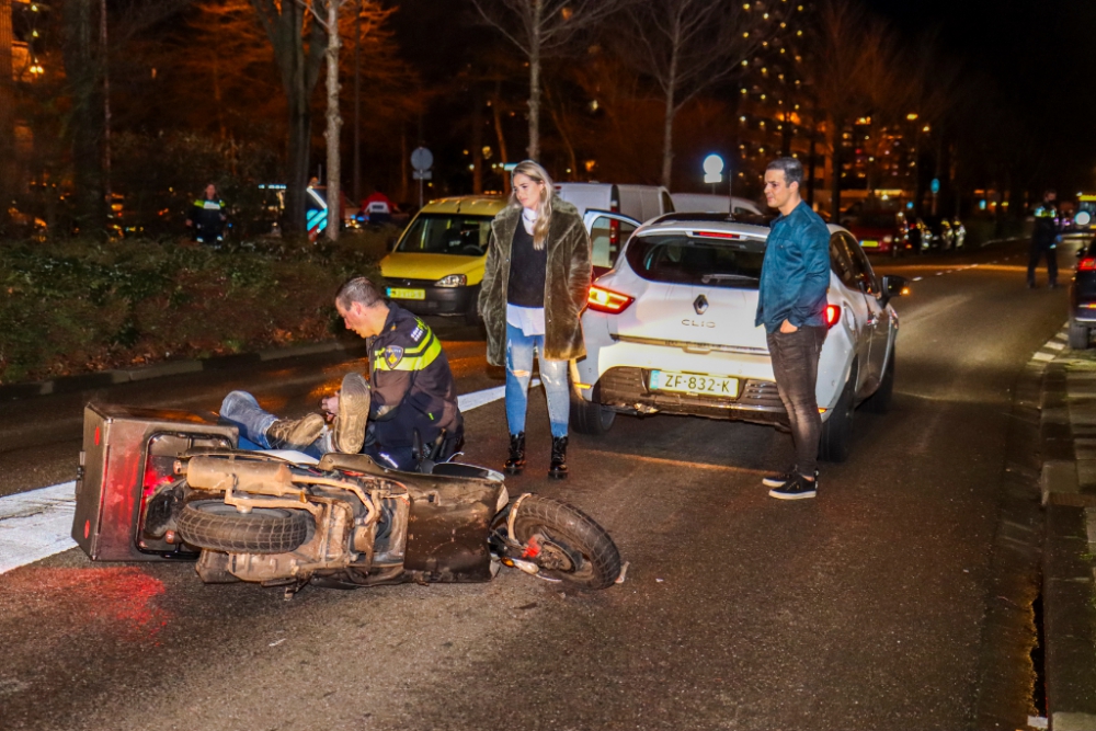 Bezorgscooter botst op stilstaande auto