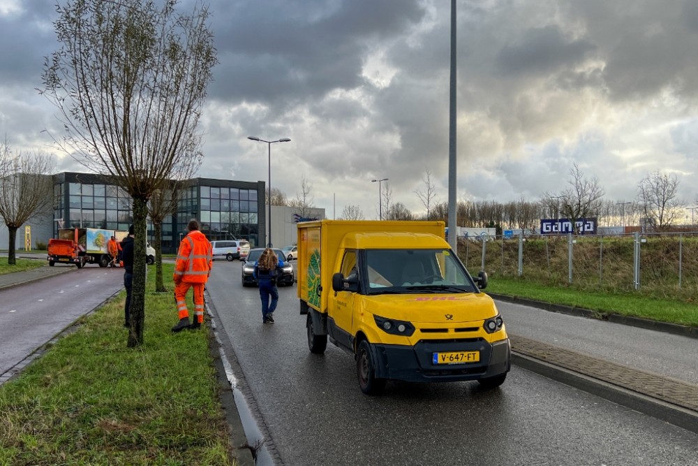 Pakketbezorger krijgt midden op de rijbaan pech