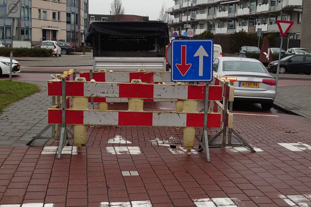 Spontaan gat in weg bij ingang de Akkers