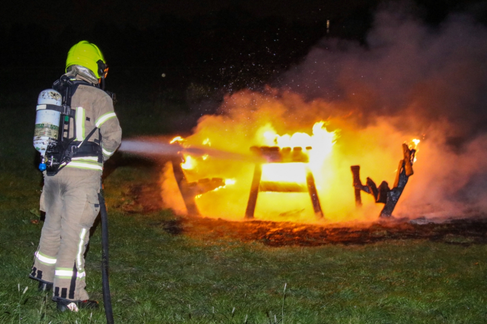 Kunststof picknicktafel en bankje in brand gestoken