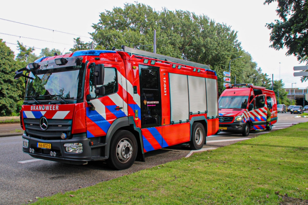 Brandweerploeg laat wagen midden op de weg achter