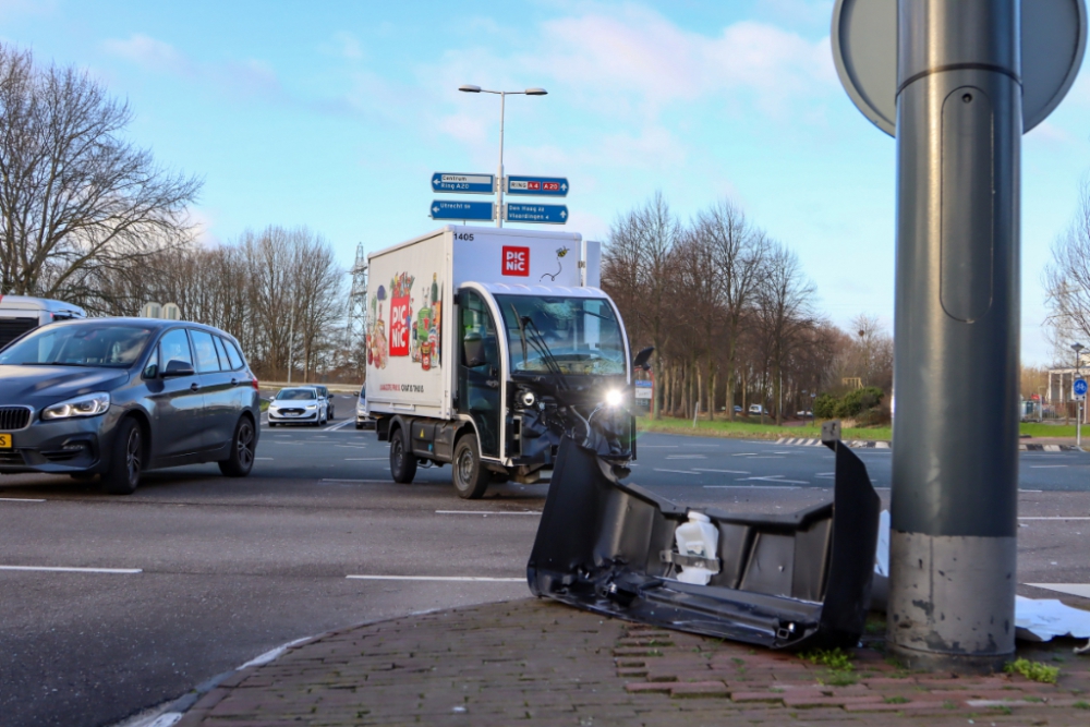 Boodschappenbezorger raakt gewond bij aanrijding