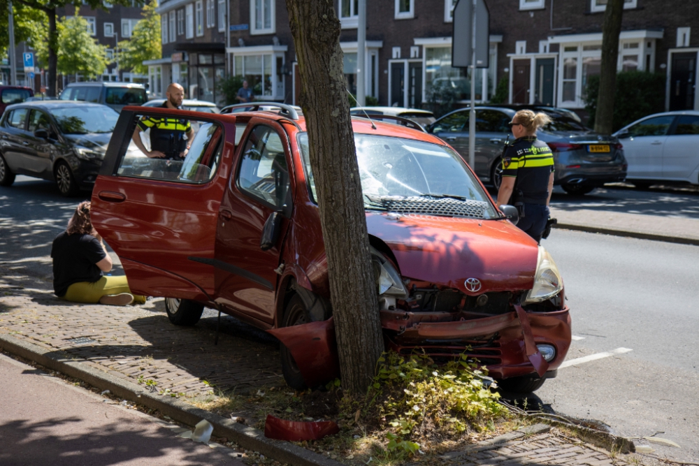 Automobiliste verliest macht over het stuur, drie auto’s beschadigd op de Burgemeester Knappertlaan