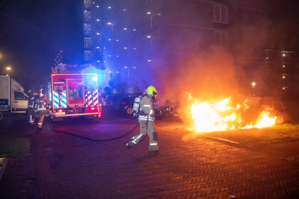 Auto uitgebrand en taxi ramt lantaarnpaal