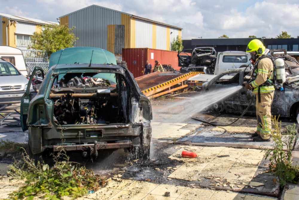 Auto&#039;s in brand bij sloperij op grens met Schiedam