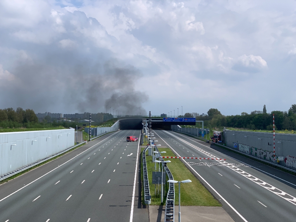 Auto in brand in de Ketheltunnel