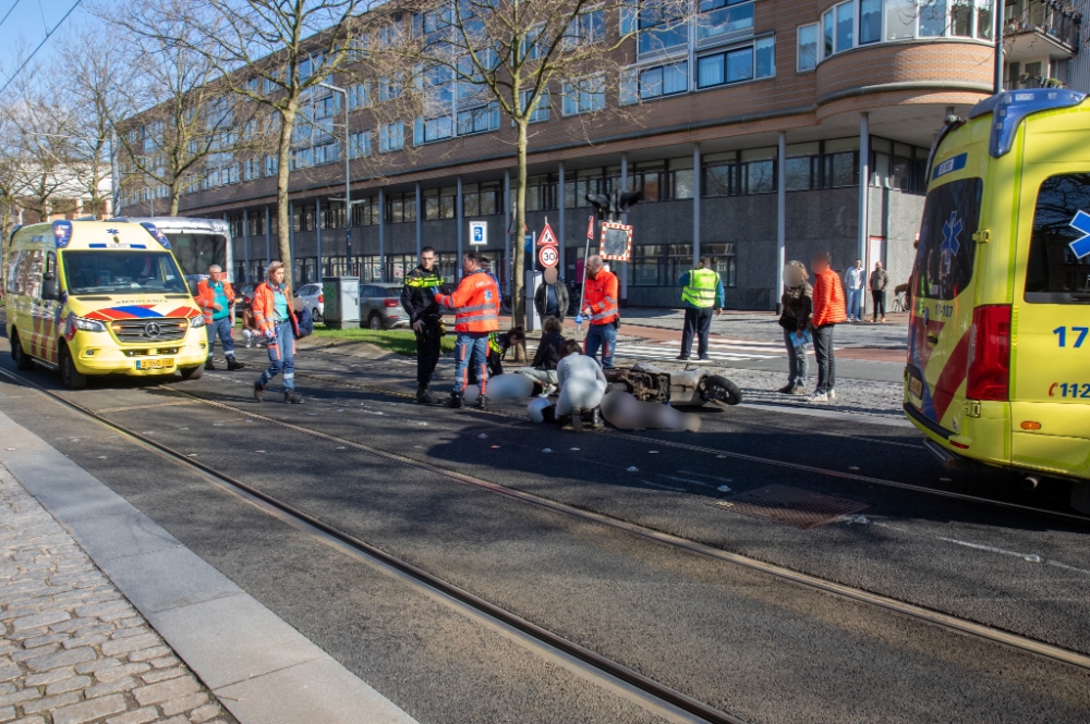 Twee gewonden bij botsing tussen bus en snorscooter