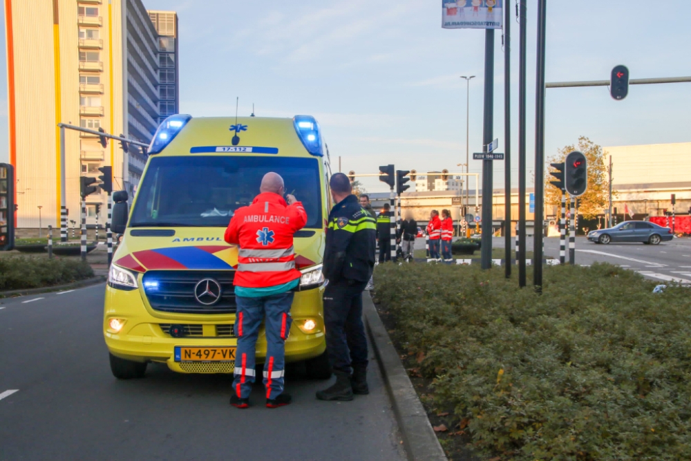 Spoedrit ambulance eindigt met aanrijding in Schiedam