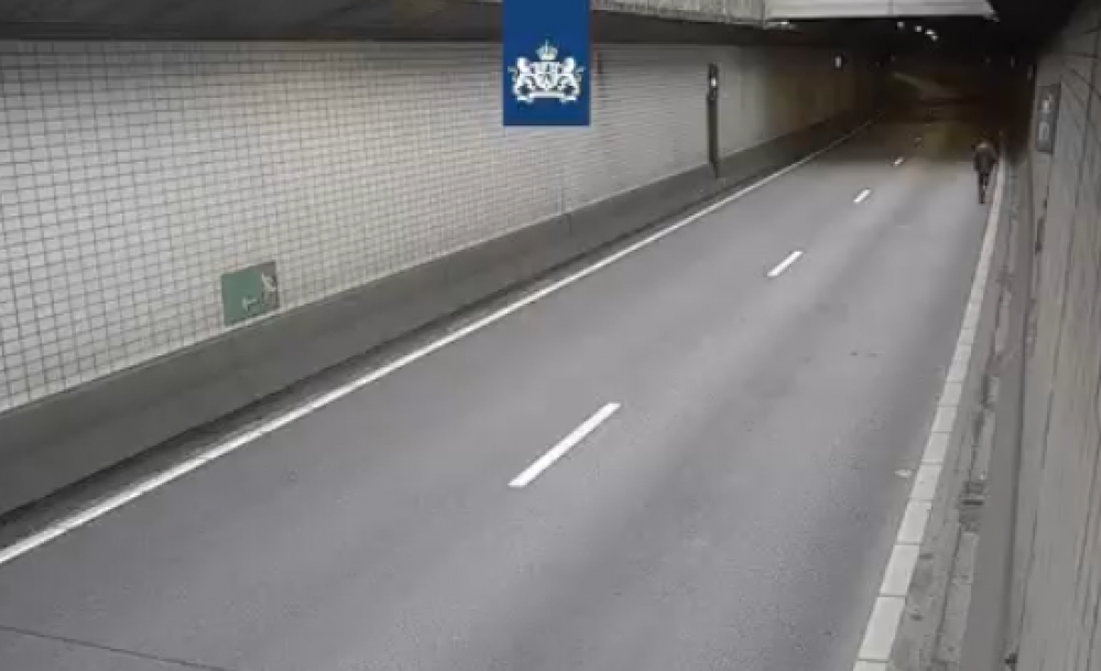 Man wandelt in Beneluxtunnel: &#039;Levensgevaarlijk!&#039;