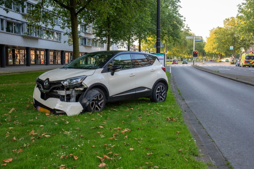 Twee auto&#039;s klappen op elkaar in Vlaardingen