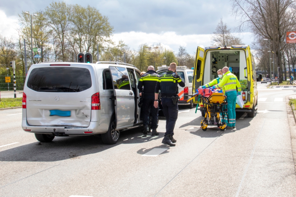 Gewonde bij kop-staart botsing voor verkeerslicht