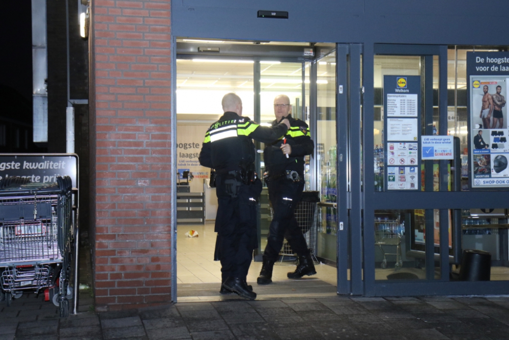 Supermarkt door drie mannen met messen overvallen