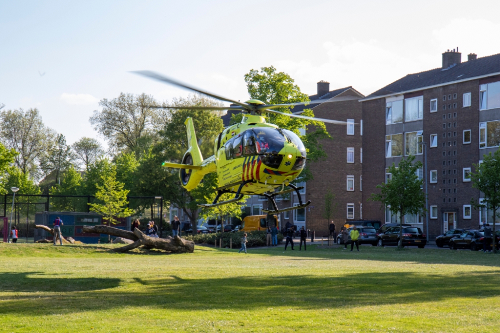 Bliksembezoek traumahelikopter op de grens van Rotterdam en Schiedam