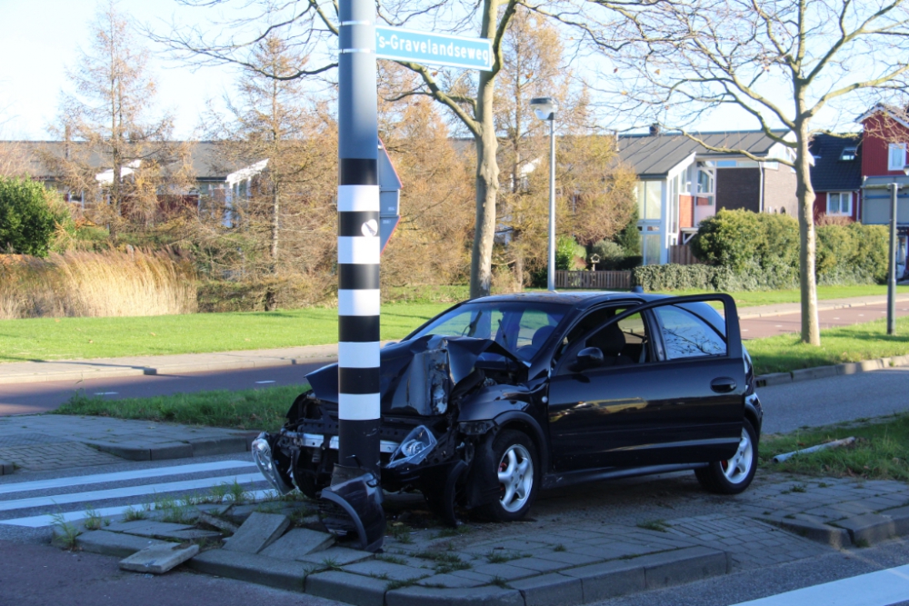 Auto tegen paal na eenzijdig ongeval op &#039;s-Gravelandseweg