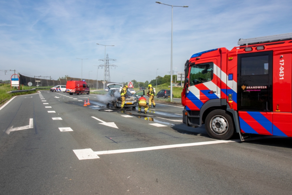 Auto vliegt midden op de snelweg in brand