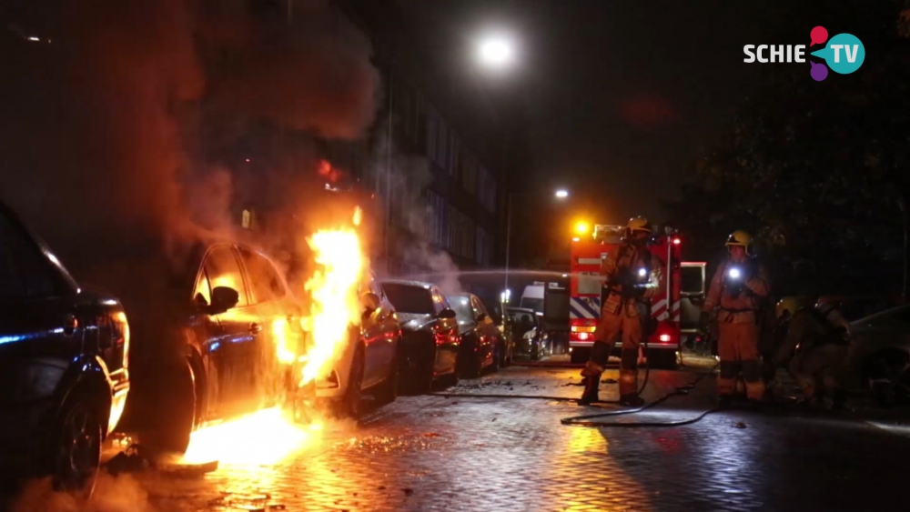 Vier auto&#039;s in brand gestoken