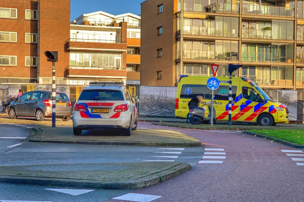 Gewonde bij aanrijding op rotonde Nieuwe Haven