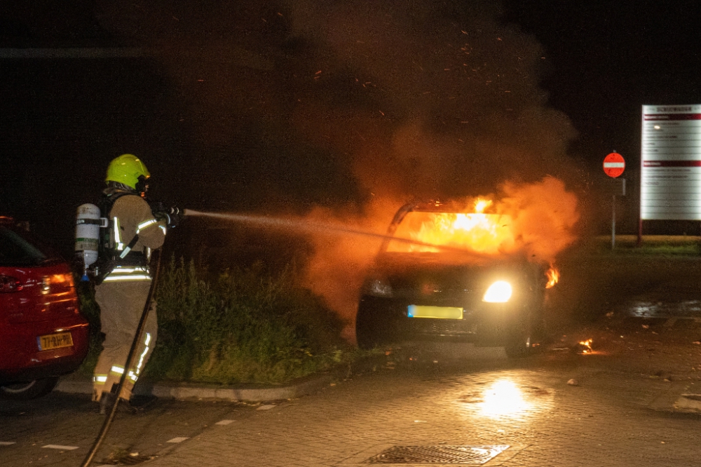 Auto uitgebrand in Nieuwland, mogelijk door brandstichting