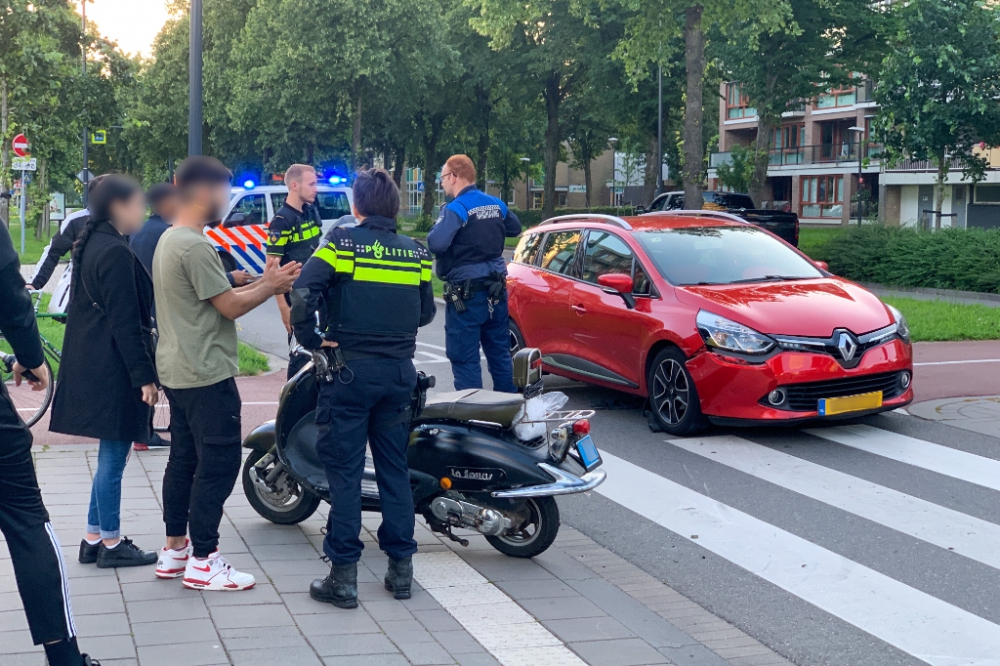 Aanrijding tussen scooter en auto op de Laan van Bol’Es