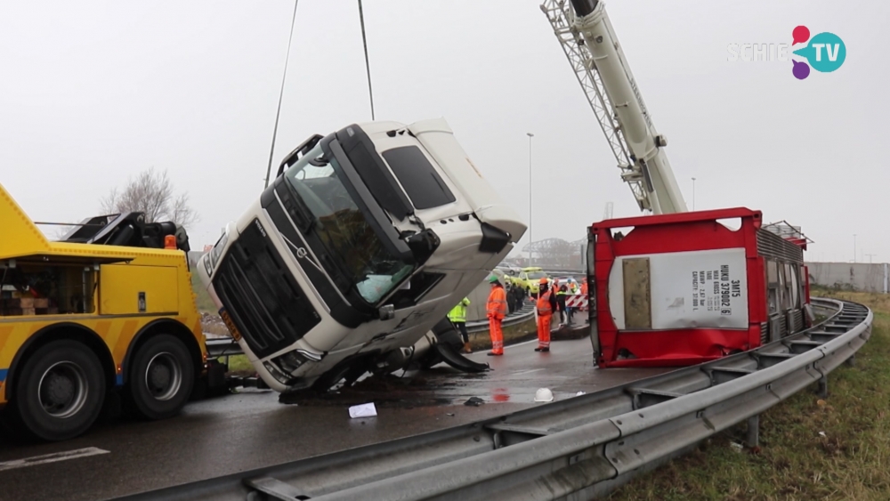 Gekantelde vrachtwagen flinke klus voor bergers