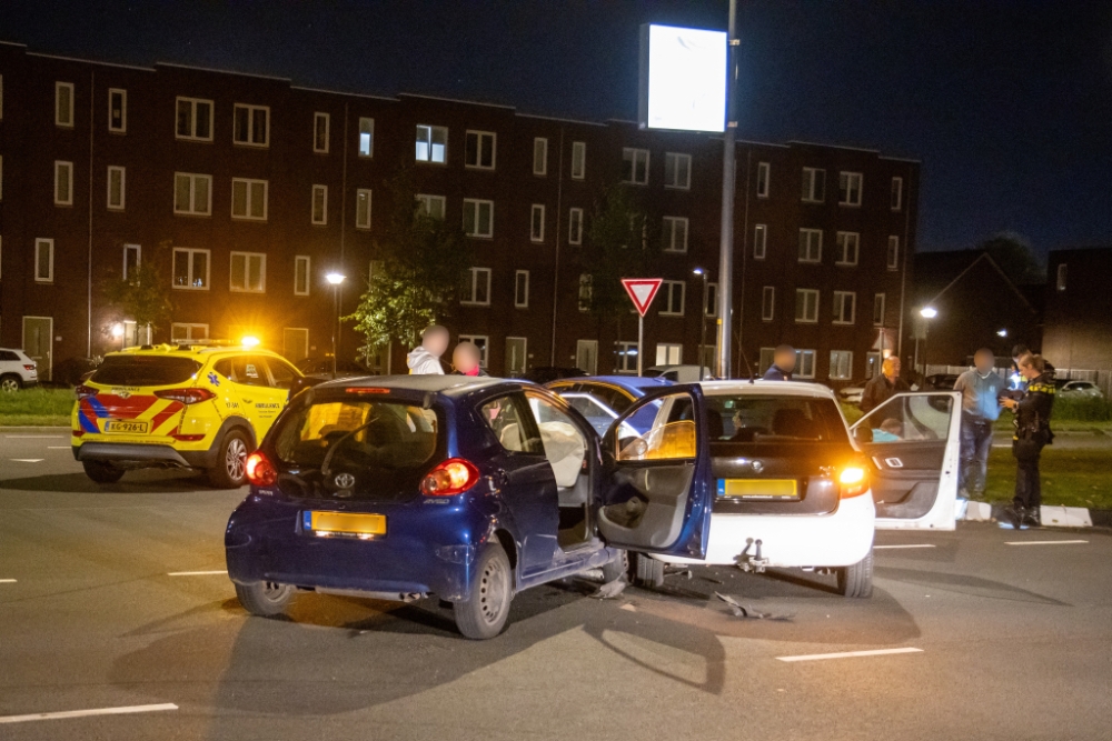 Twee auto&#039;s flink in de kreukels na aanrijding