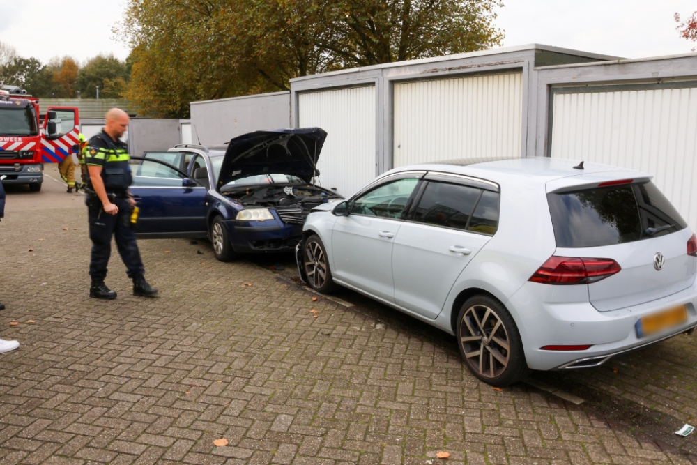 Bestuurder naar het ziekenhuis na frontale aanrijding met geparkeerde auto