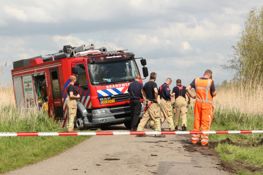 Brandweerauto urenlang vast in de modder