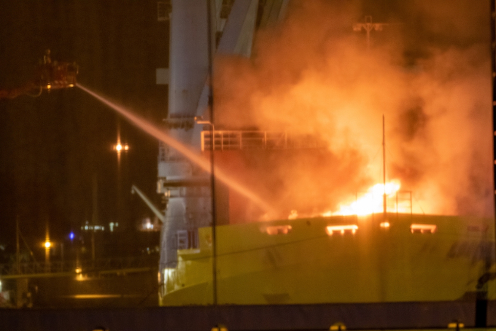 Grote uitslaande brand op schip bij Damen aan de Admiraal de Ruyterstraat eindelijk onder controle