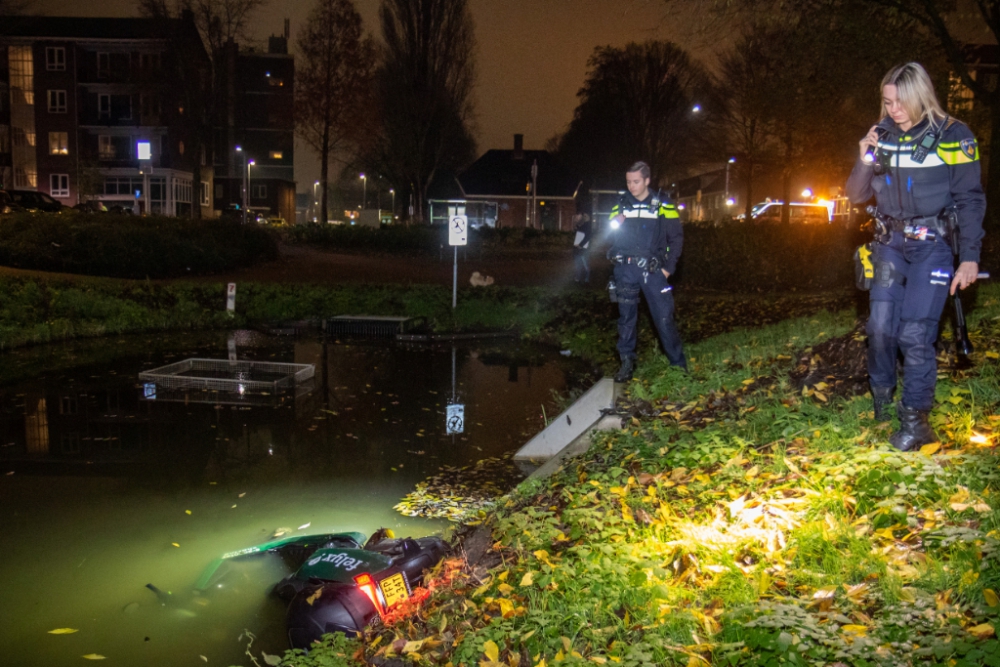 Deelscooter in het water bij de Buijs Ballotsingel gedumpt